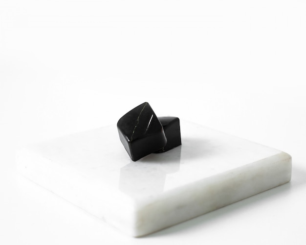Arte de fatias de chocolate preto projetado doces doces saborosos no chão branco