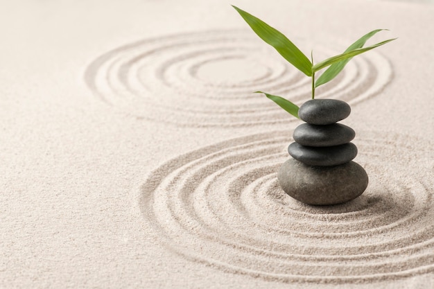 Arte de fundo de areia de pedras zen empilhadas do conceito de equilíbrio