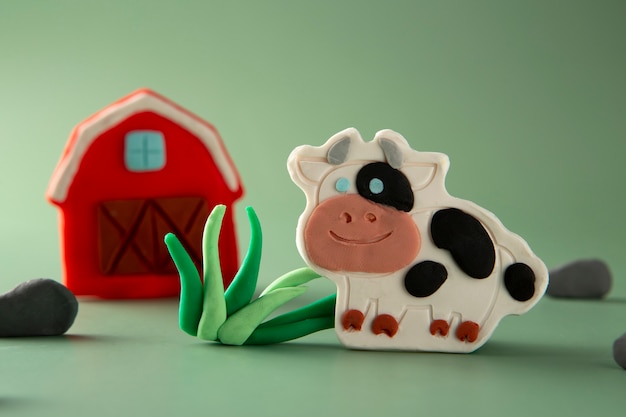 Arte de Playdough com vaca e celeiro