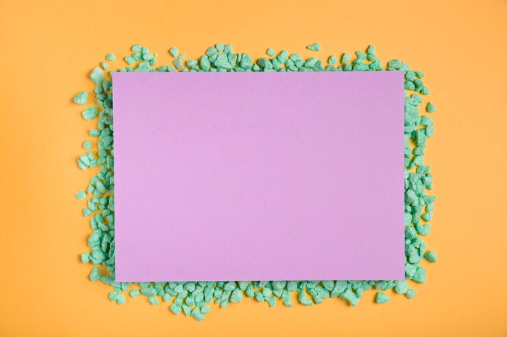 Foto grátis arte-final colorida de papel artesanal na mesa