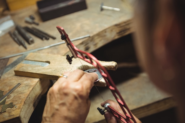 Artesã trabalhando na oficina