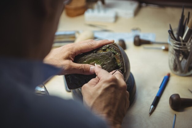 Artesã trabalhando na oficina