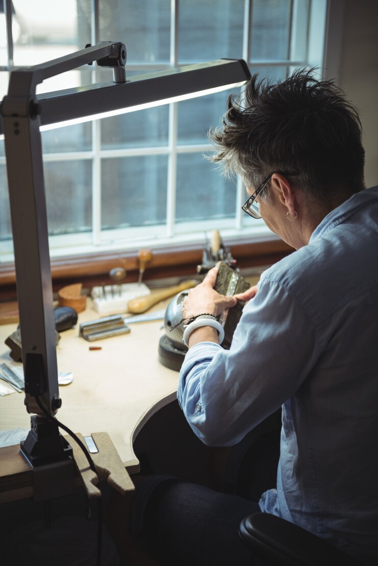 Foto grátis artesã trabalhando na oficina