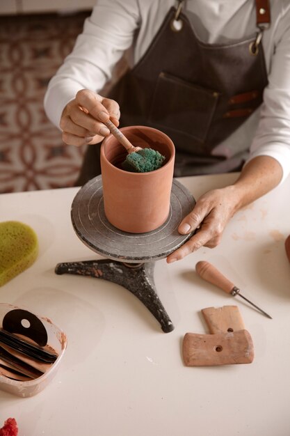 Artesão de cerâmica no estúdio criando cerâmica