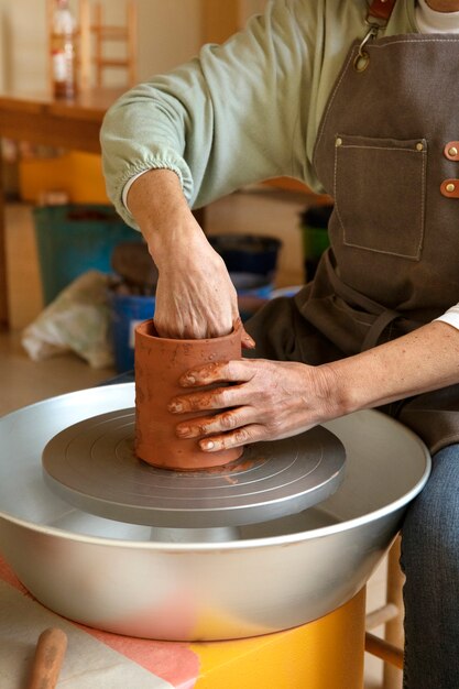 Artesão de cerâmica no estúdio criando cerâmica