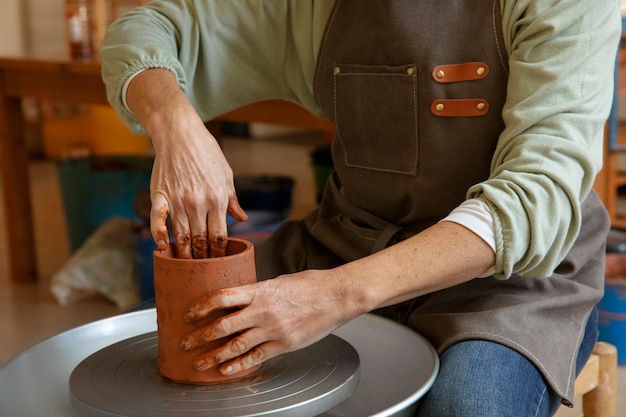 Artesão de cerâmica no estúdio criando cerâmica