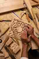 Foto grátis artesão fazendo xilogravura