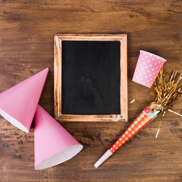 Foto grátis artigos de festa perto do quadro-negro