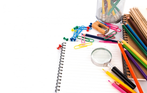 artigos de papelaria da escola isolado no fundo branco