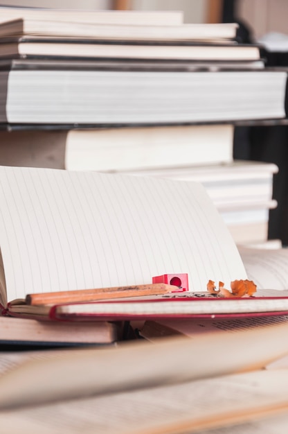 Foto grátis artigos de papelaria deitado perto de livros