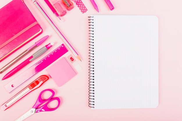 Foto grátis artigos de papelaria kit rosa com bloco de notas