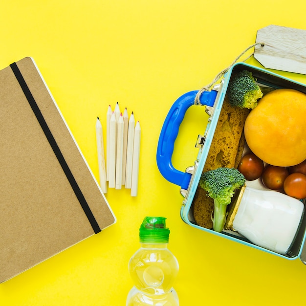 Artigos de papelaria perto de comida de água e almoço