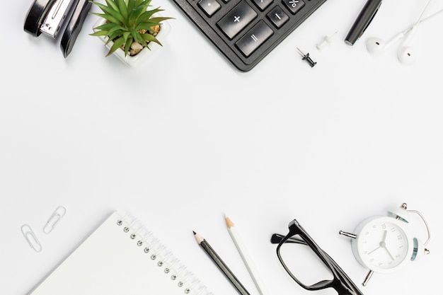 Artigos de papelaria preto e branco na mesa de escritório