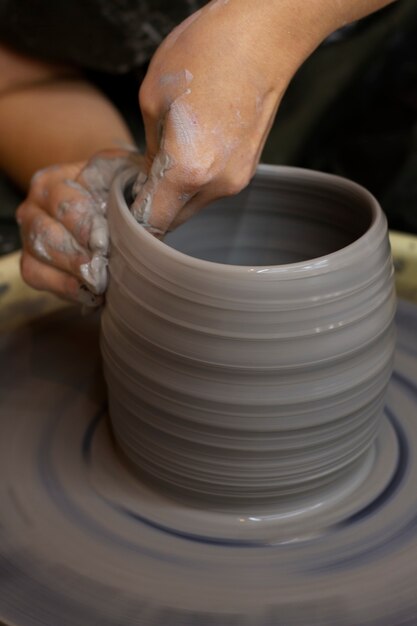 Artista de alto ângulo fazendo cerâmica