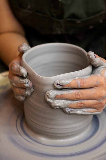 Artista de alto ângulo fazendo cerâmica