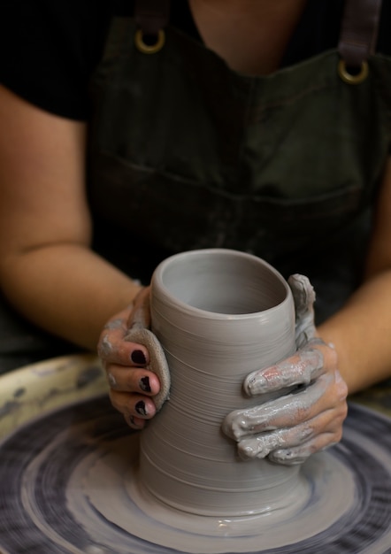 Foto grátis artista de alto ângulo fazendo cerâmica