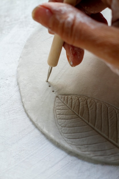 Artista de alto ângulo fazendo cerâmica