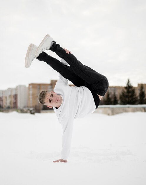 Artista de hip-hop masculino posando enquanto dança fora