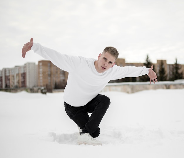 Artista de hip hop na neve lá fora