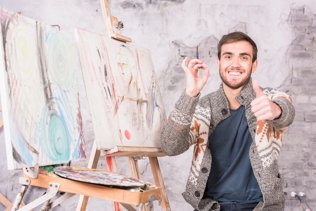 Artista fazendo os polegares para cima