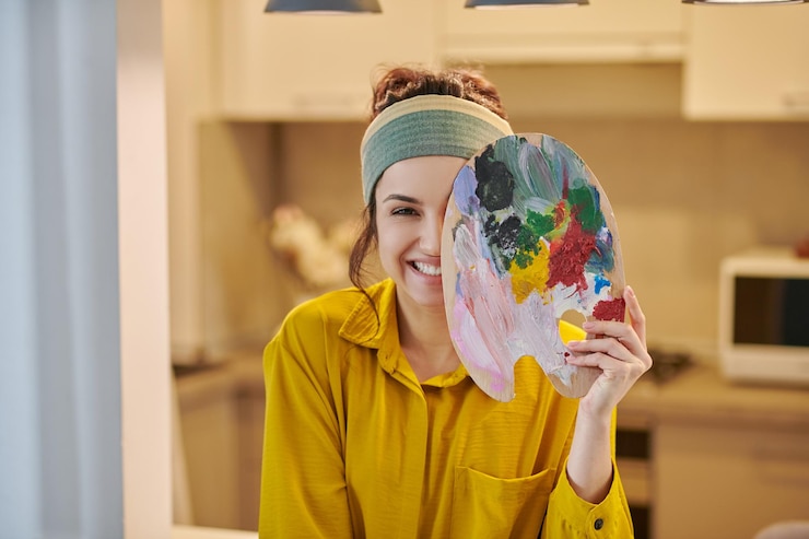Foto grátis artista feminina bonita parecendo feliz e apreciada
