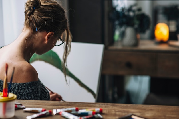 Foto grátis artista feminina em estúdio