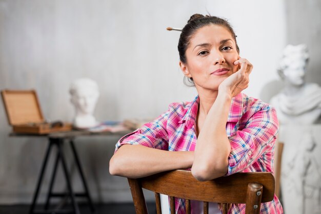 Artista feminina na cadeira