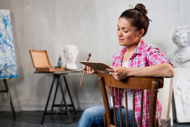 Artista feminina na cadeira