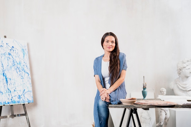 Foto grátis artista feminina na frente da tela