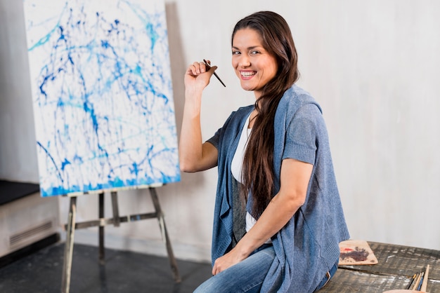 Foto grátis artista feminina na frente da tela