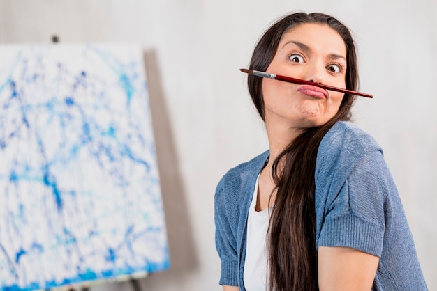 Foto grátis artista feminina na frente da tela