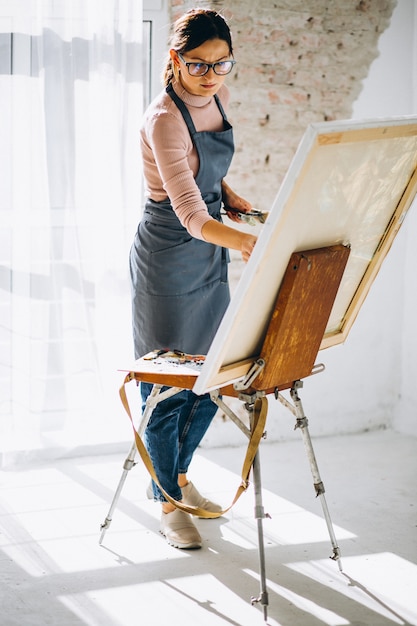 Artista feminina, pintura em estúdio