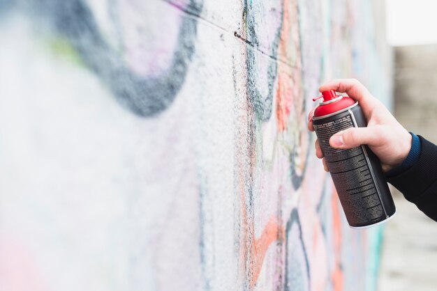 Artista pintando graffiti com spray