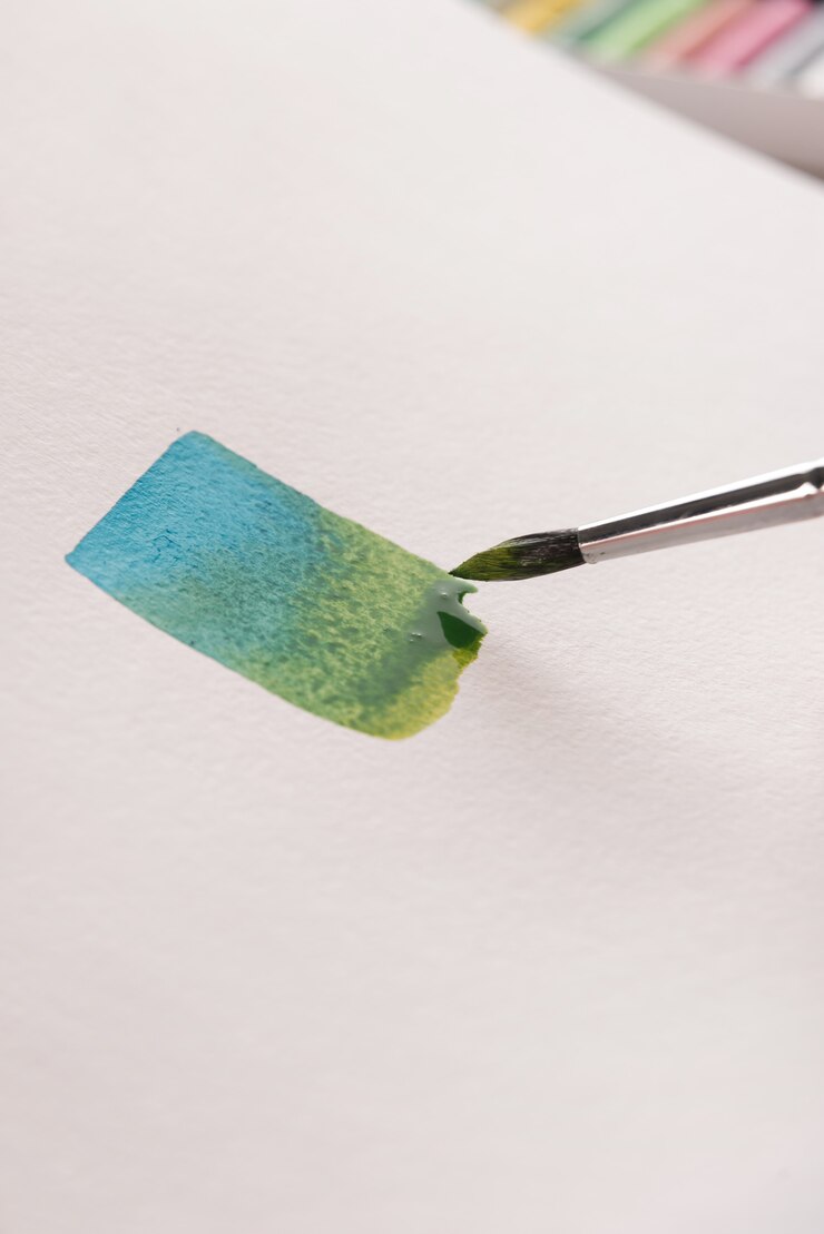 Foto grátis artista pintando listras coloridas com pincel em papel branco
