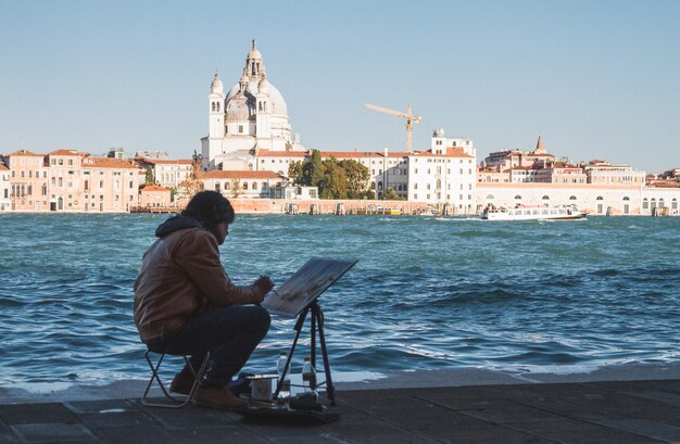 Foto grátis artista pintando os canais de veneza na itália durante o dia