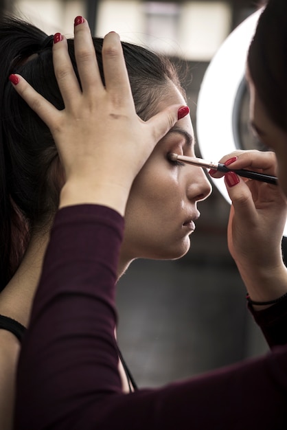 Foto grátis artista profissional aplicando sombra para os olhos