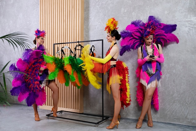 Artistas de cabaré feminino se preparando nos bastidores juntos