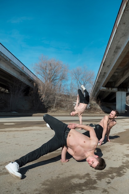 Foto grátis artistas de hip hop sem camisa praticando fora