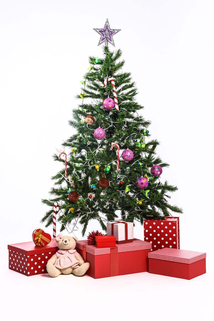 Foto grátis árvore de natal com os presentes no fundo branco