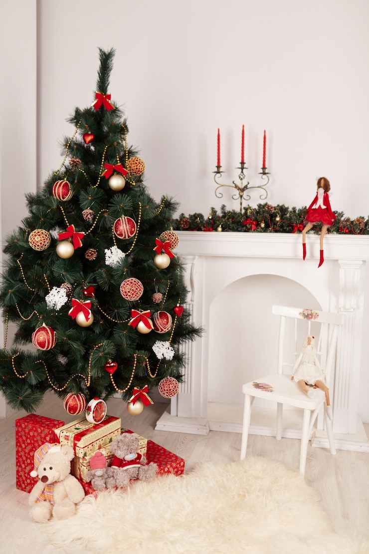 Foto grátis árvore de natal com uma boneca
