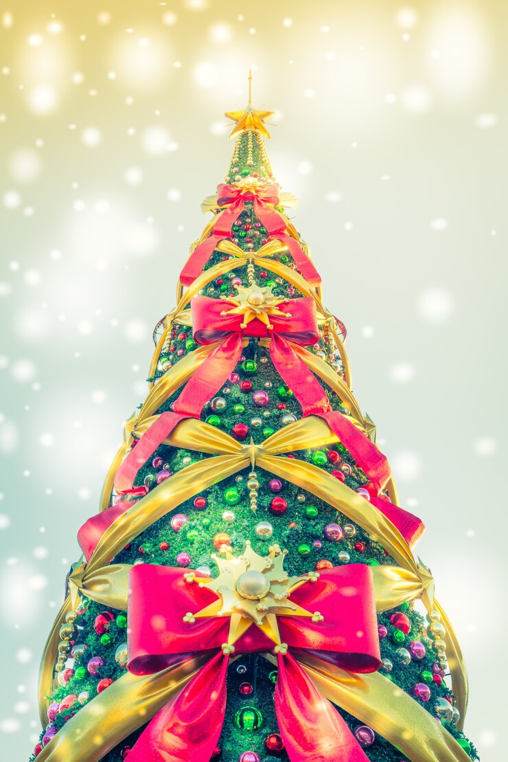 Foto grátis árvore de natal vista de abaixo com enormes laços