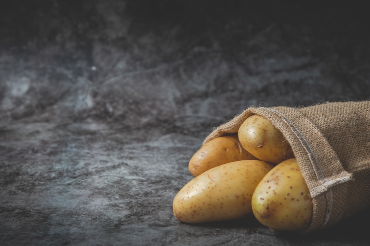 Foto grátis as batatas saem dos sacos.