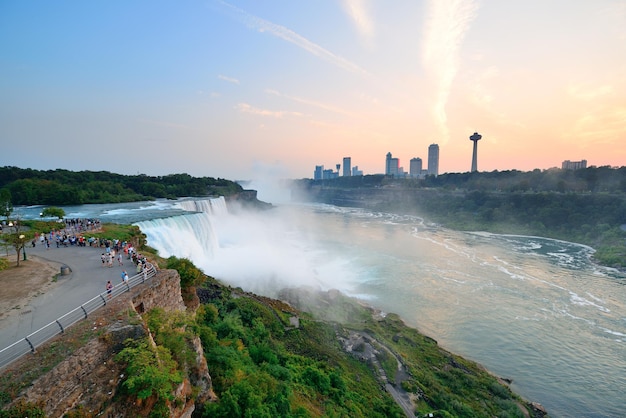As Cataratas Americanas de Niagara Falls se aproximam ao anoitecer após o pôr do sol