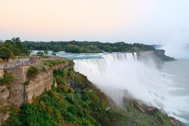 As Cataratas Americanas de Niagara Falls se aproximam ao anoitecer após o pôr do sol