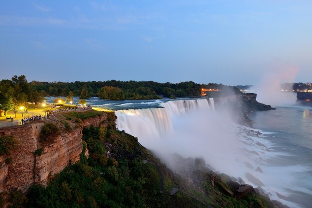 As Cataratas Americanas de Niagara Falls se aproximam ao anoitecer após o pôr do sol