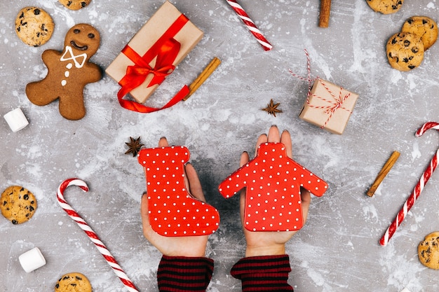 As cozinhas sob a forma de camisola e meia estão de mãos dadas sobre a decoração de Chirstmas