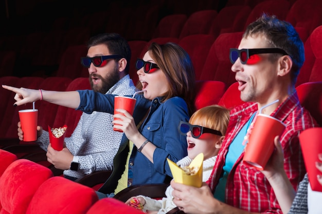 Foto grátis as emoções das pessoas no cinema