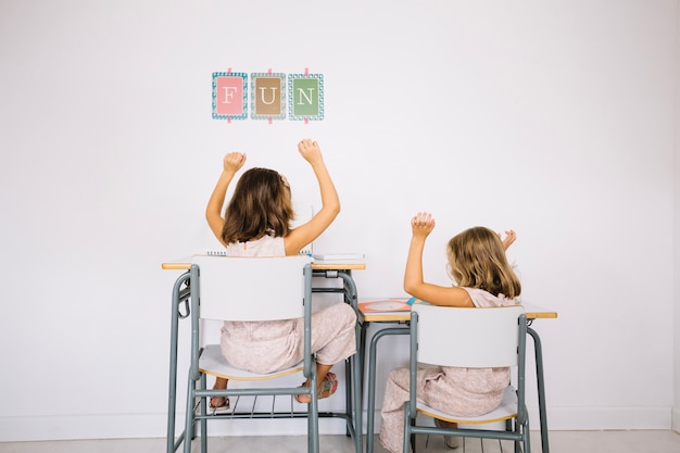 Foto grátis as meninas se regozijam com a lição final