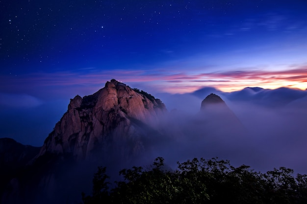 As montanhas de Bukhansan estão cobertas pela névoa da manhã e o nascer do sol no Parque Nacional de Bukhansan, em Seul, na Coreia do Sul.