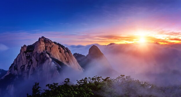 As montanhas de Bukhansan estão cobertas pela névoa da manhã e o nascer do sol no Parque Nacional de Bukhansan, em Seul, na Coreia do Sul.